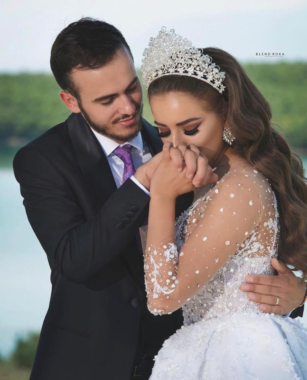 Vestido de novia largo de gala de lujo con lentejuelas y mangas, adornado con cuentas y brillos.