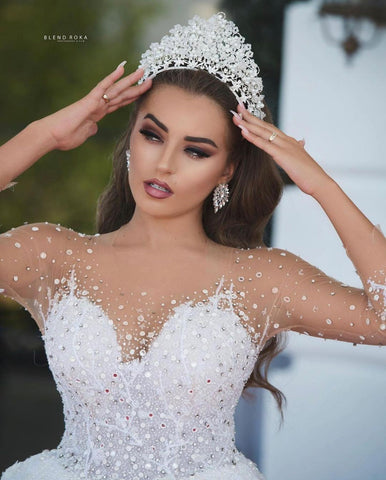Vestido de novia largo de gala de lujo con lentejuelas y mangas, adornado con cuentas y brillos.