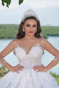 Vestido de novia largo de gala de lujo con lentejuelas y mangas, adornado con cuentas y brillos.