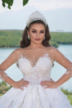 Vestido de novia largo de gala de lujo con lentejuelas y mangas, adornado con cuentas y brillos.