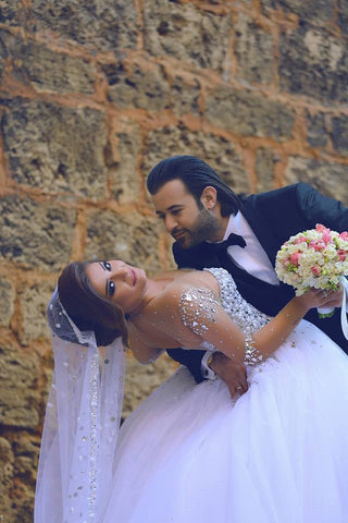 Vestidos de novia largos de lujo con escote corazón, cristales y pedrería, con mangas.