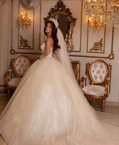 Vestido de novia largo de lujo con escote corazón, brillante y mangas, estilo princesa.