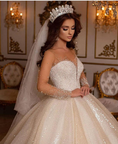 Vestido de novia largo de lujo con escote corazón, brillante y mangas, estilo princesa.