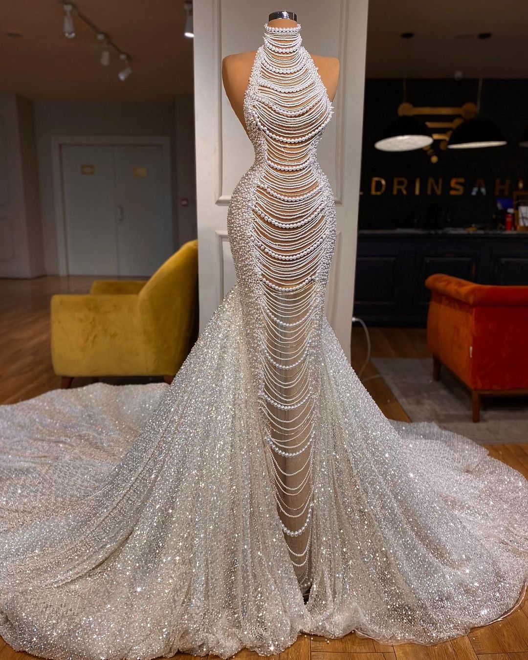 Vestido de novia largo de sirena de lujo, sin mangas, con cuentas y perlas, corte halter y bordado