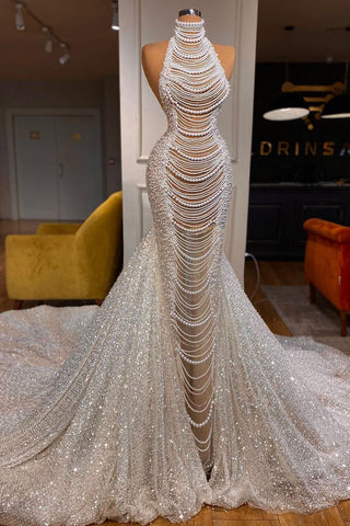 Vestido de novia largo de sirena de lujo, sin mangas, con cuentas y perlas, corte halter y bordado