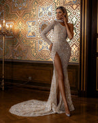 Robe de bal sirène longue de luxe à une épaule, ornée de sequins et fendue.