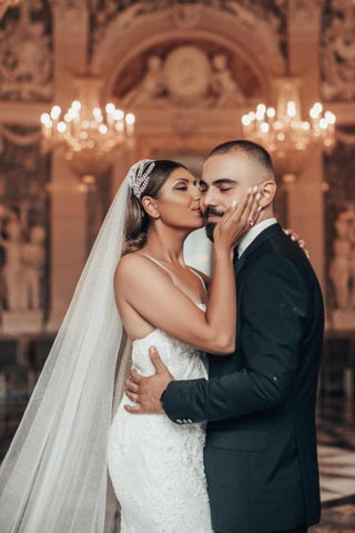 Robe de mariée sirène longue de luxe à fines bretelles et paillettes, ornée de dentelle.