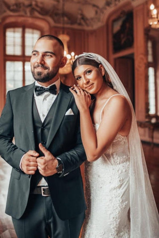 Robe de mariée sirène longue de luxe à fines bretelles et paillettes, ornée de dentelle.