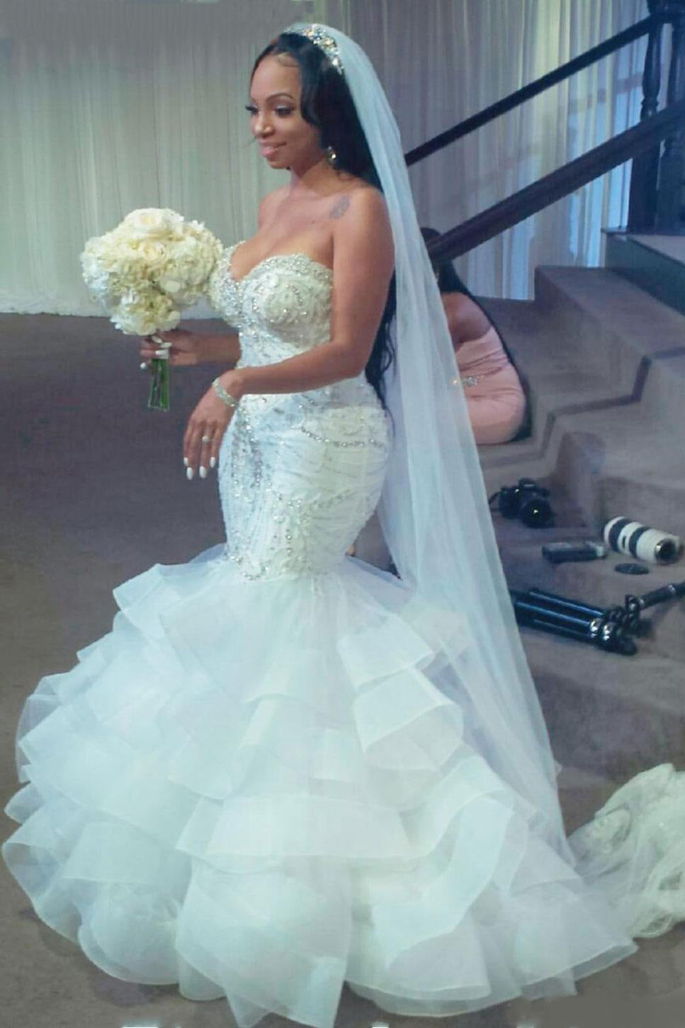 Robe de mariée sirène longue de luxe, bustier cœur, volants, perles et cristaux