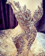 Robe de bal longue sirène de luxe en tulle ornée de perles et col en V, coupe sirène.