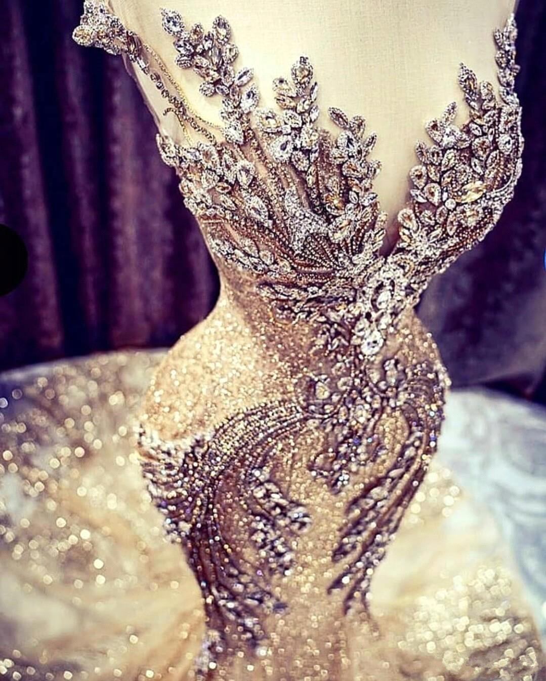 Robe de bal longue sirène de luxe en tulle ornée de perles et col en V, coupe sirène.