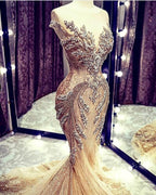 Robe de bal longue sirène de luxe en tulle ornée de perles et col en V, coupe sirène.