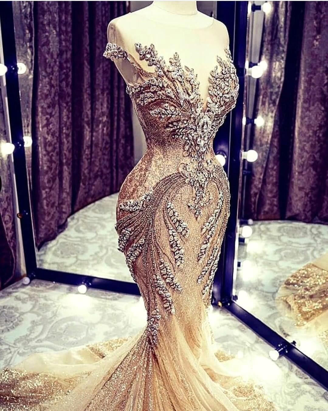 Robe de bal longue sirène de luxe en tulle ornée de perles et col en V, coupe sirène.