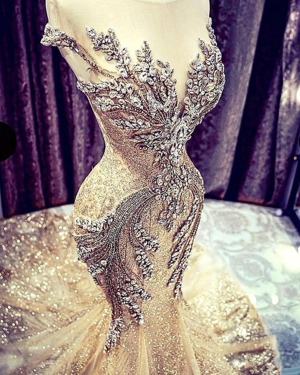 Robe de bal longue sirène de luxe en tulle ornée de perles et col en V, coupe sirène.