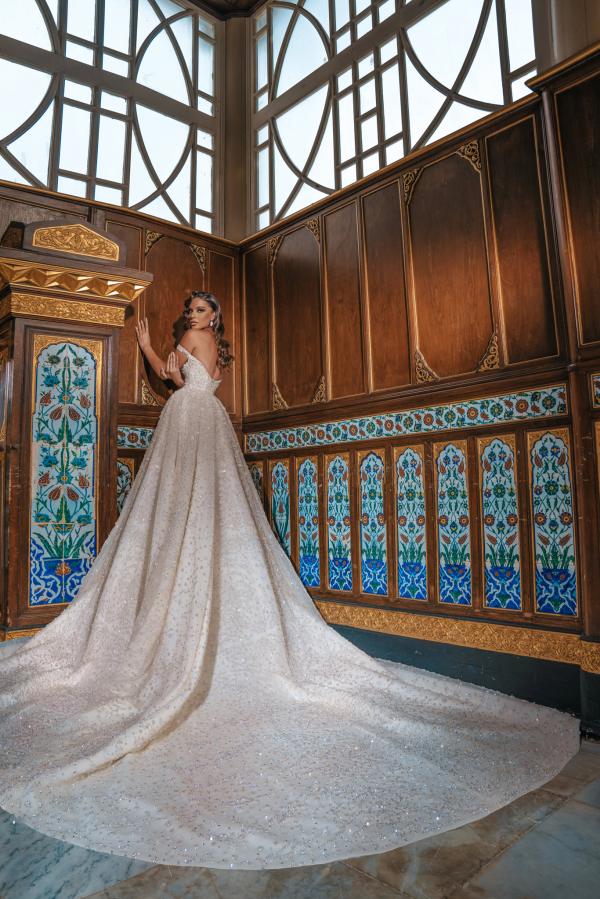 Robe de mariée longue de princesse luxueuse, épaules dénudées, à sequins et fente.