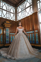 Robe de mariée longue de princesse luxueuse, épaules dénudées, à sequins et fente.
