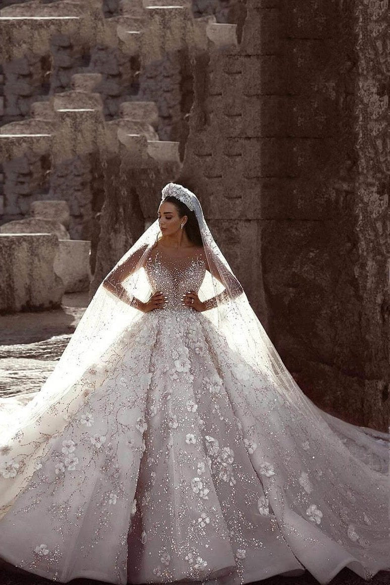 Robe de bal luxueuse en dentelle à manches longues et perles