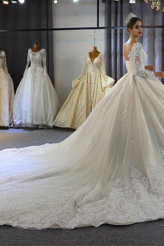 Vestido de novia de princesa de lujo, manga larga, escote en V profundo, estilo baile, ideal para bodas en jardines. 