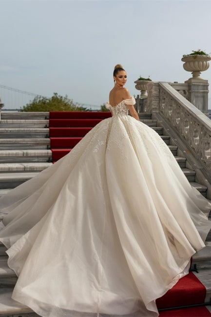 Robes de mariée de luxe princesse longues en dentelle à épaules dénudées et coupe trapèze