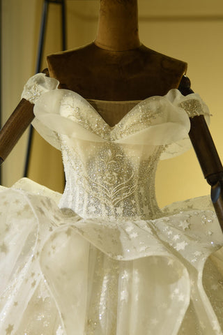 Vestido de novia de lujo con escote corazón, corte princesa, tul, cordones y volantes 