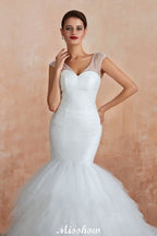Robe de mariée blanche de luxe à col en V, manches courtes, laçage et sequins, idéale pour la plage.