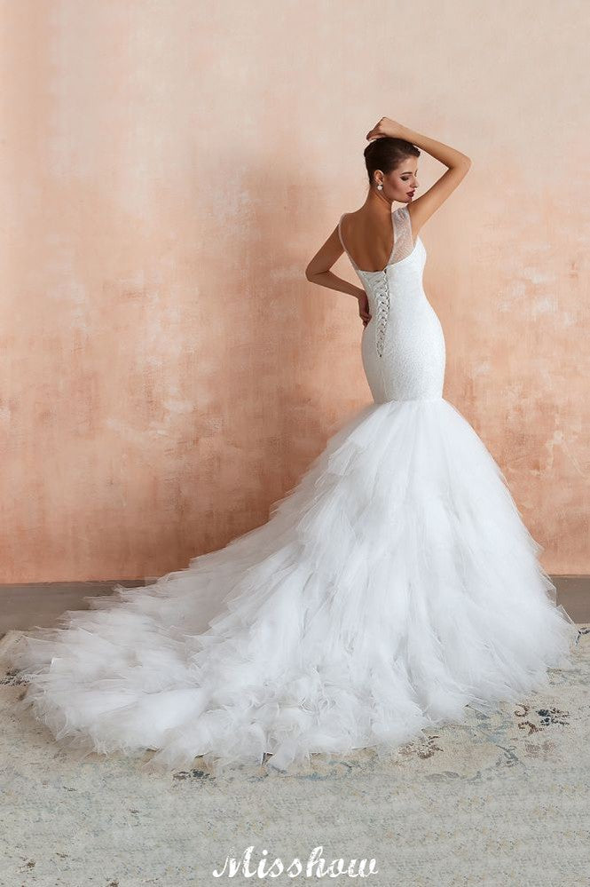 Robe de mariée blanche de luxe à col en V, manches courtes, laçage et sequins, idéale pour la plage.
