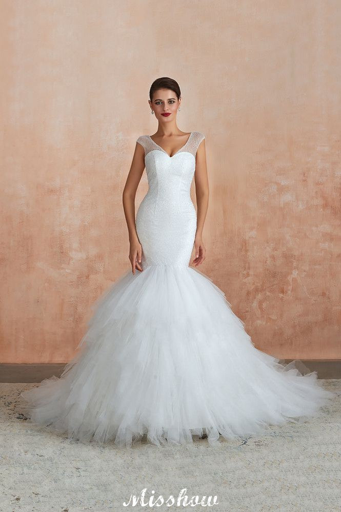 Robe de mariée blanche de luxe à col en V, manches courtes, laçage et sequins, idéale pour la plage.