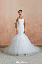 Robe de mariée blanche de luxe à col en V, manches courtes, laçage et sequins, idéale pour la plage.