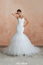 Robe de mariée blanche de luxe à col en V, manches courtes, laçage et sequins, idéale pour la plage.