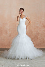 Robe de mariée blanche de luxe à col en V, manches courtes, laçage et sequins, idéale pour la plage.