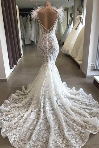 Vestido de novia largo de encaje blanco de lujo con escote corazón descubierta y espalda abierta, con cuello de piel sintética. 