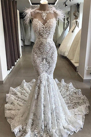 Vestido de novia largo de encaje blanco de lujo con escote corazón descubierta y espalda abierta, con cuello de piel sintética. 