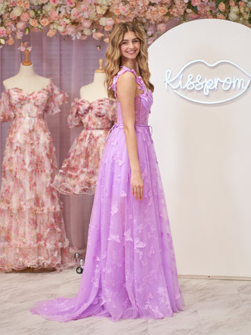 Robe de bal lilas en dentelle papillon, coupe trapèze, corset et fente.