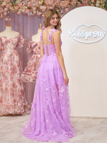 Robe de bal lilas en dentelle papillon, coupe trapèze, corset et fente.