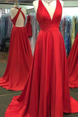 Robe de bal longue rouge simple, coupe trapèze, décolleté en V, fente latérale et traîne.