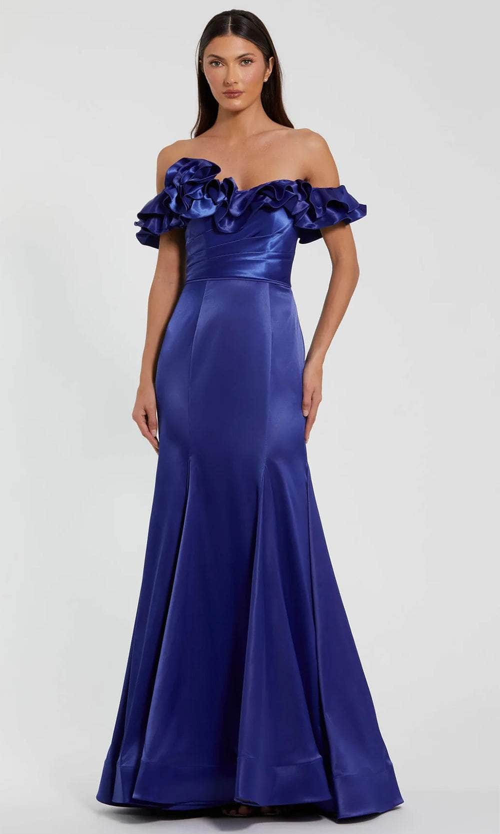 Vestido de graduación con hombros descubiertos y detalles de volantes