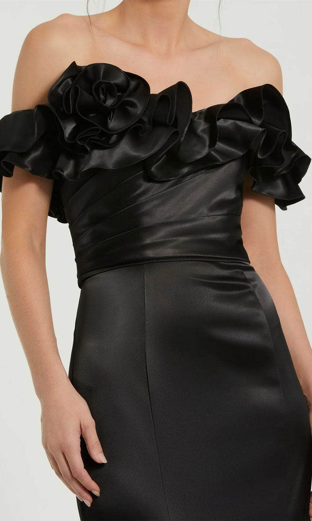 Vestido de graduación con hombros descubiertos y detalles de volantes