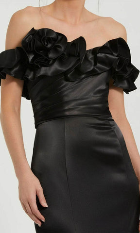 Vestido de graduación con hombros descubiertos y detalles de volantes