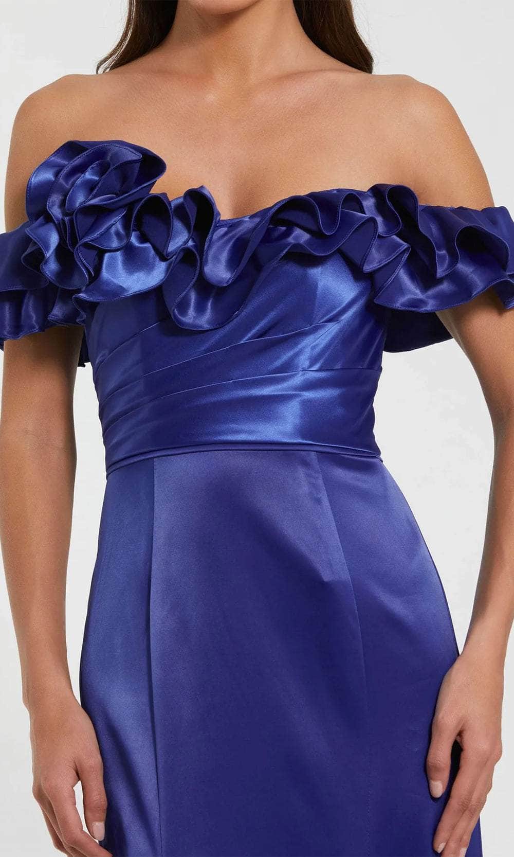 Vestido de graduación con hombros descubiertos y detalles de volantes