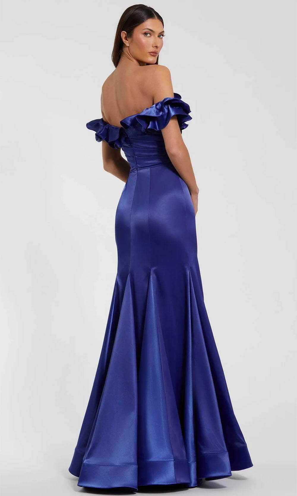 Vestido de graduación con hombros descubiertos y detalles de volantes