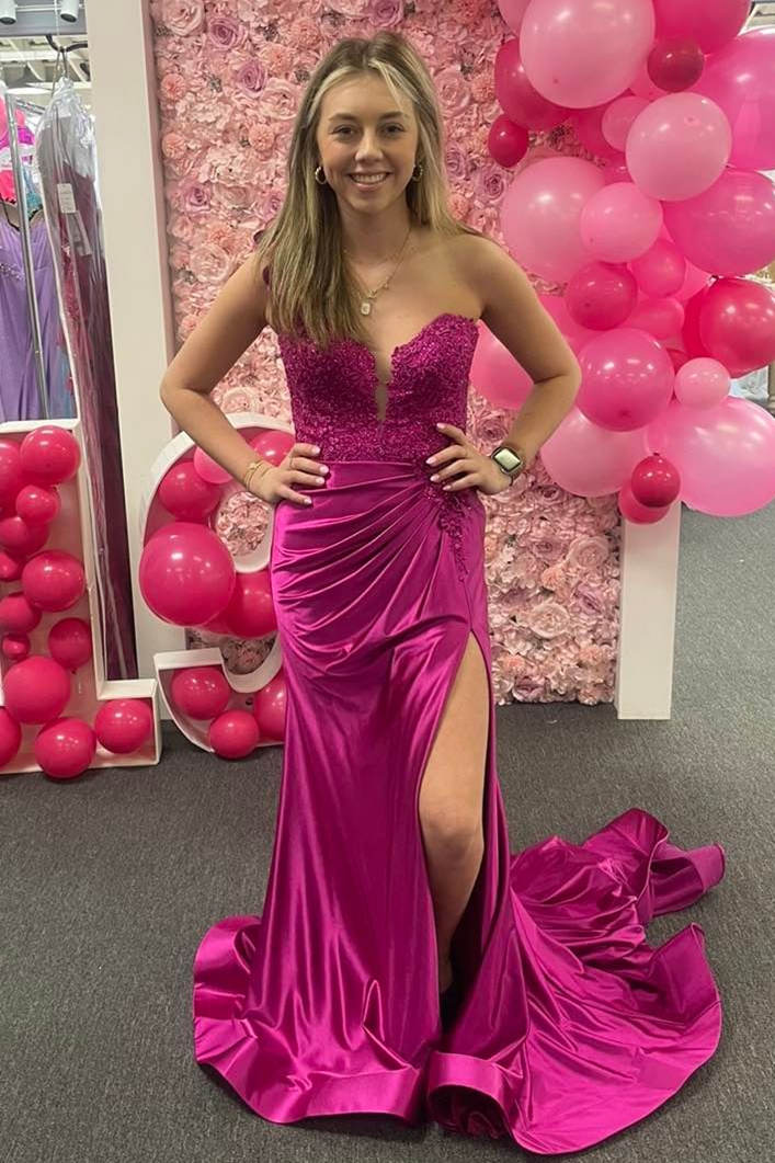 Mandel | Vestido largo plisado rojo de un solo hombro con encaje floral 3D y abertura