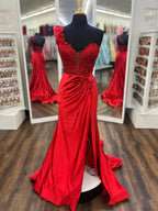 Mandel | Vestido largo plisado rojo de un solo hombro con encaje floral 3D y abertura