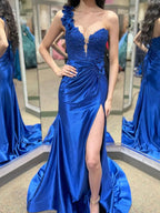 Mandel | Vestido largo plisado rojo de un solo hombro con encaje floral 3D y abertura