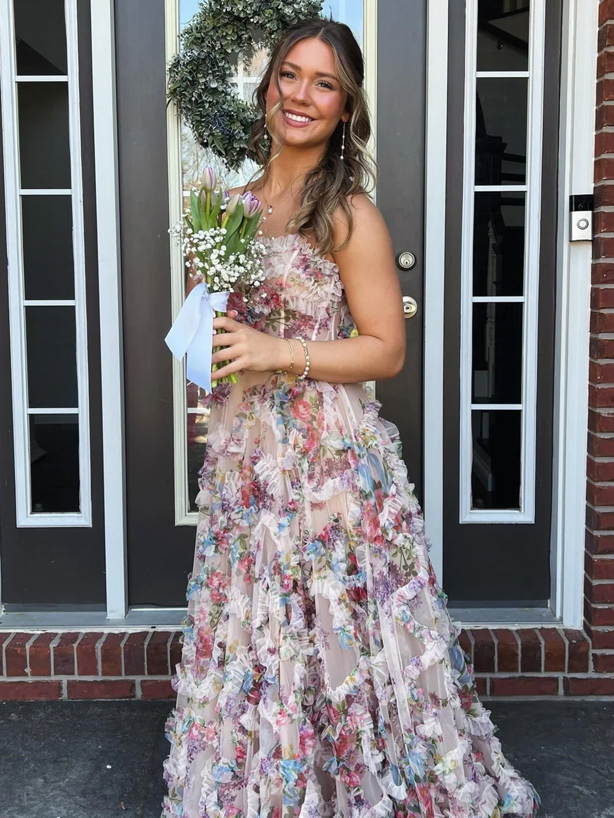 Maud | Robe de bal longue trapèze sans bretelles à imprimé floral et volants, fendue