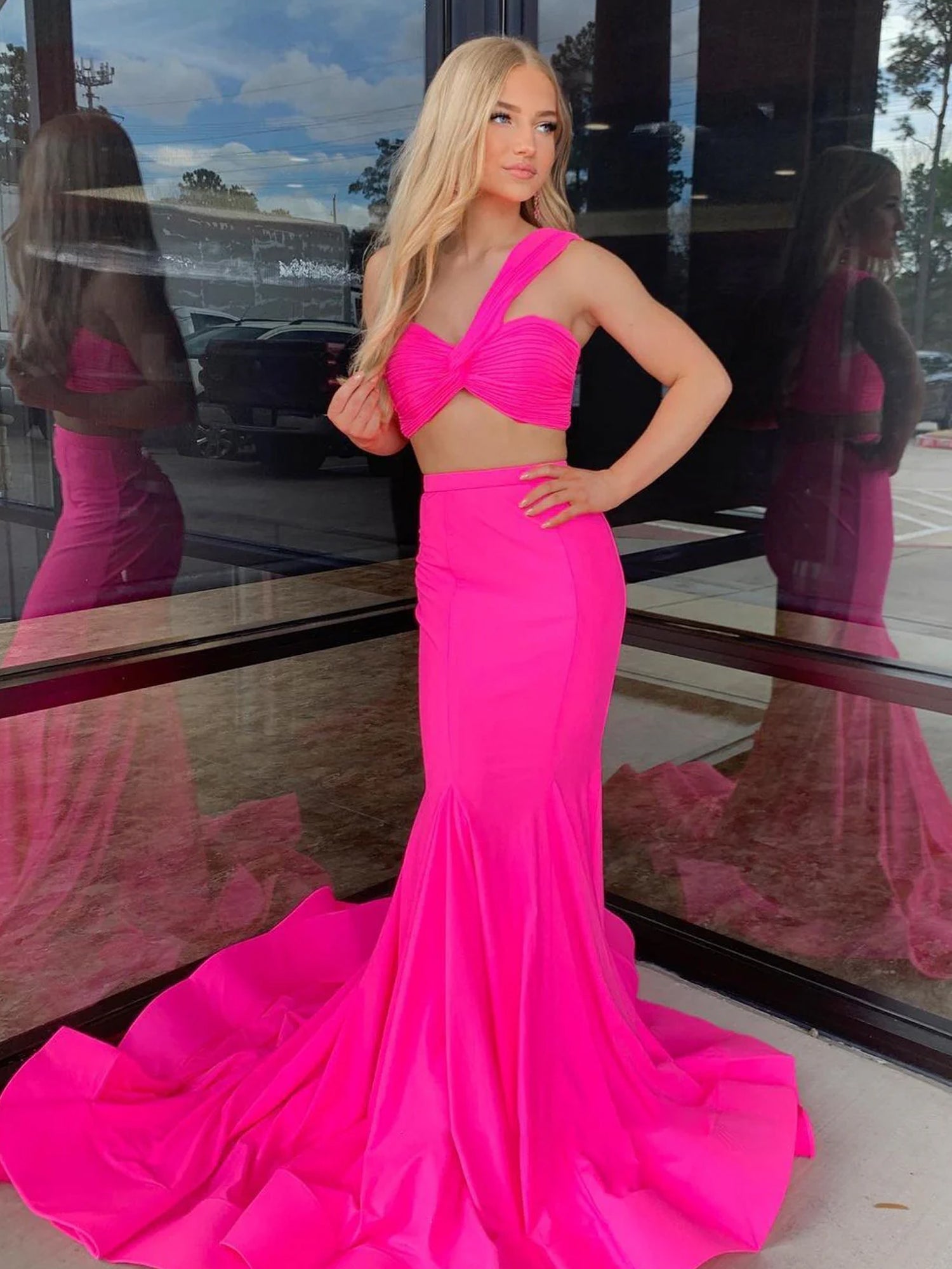 Maven | Vestido de fiesta sirena de satén rosa intenso de dos piezas con un solo hombro