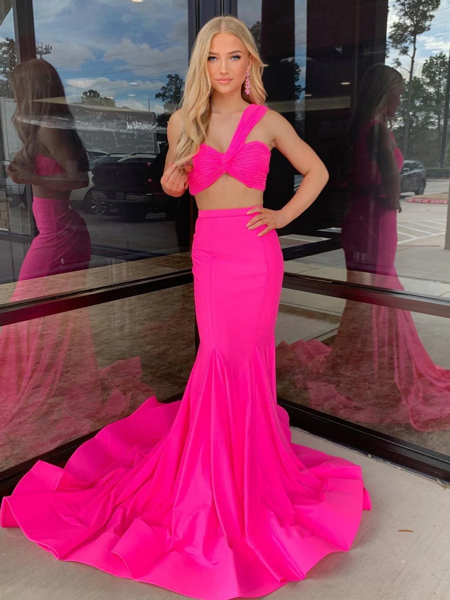 Maven | Vestido de fiesta sirena de satén rosa intenso de dos piezas con un solo hombro