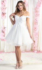 Vestido de cóctel con hombros descubiertos y apliques