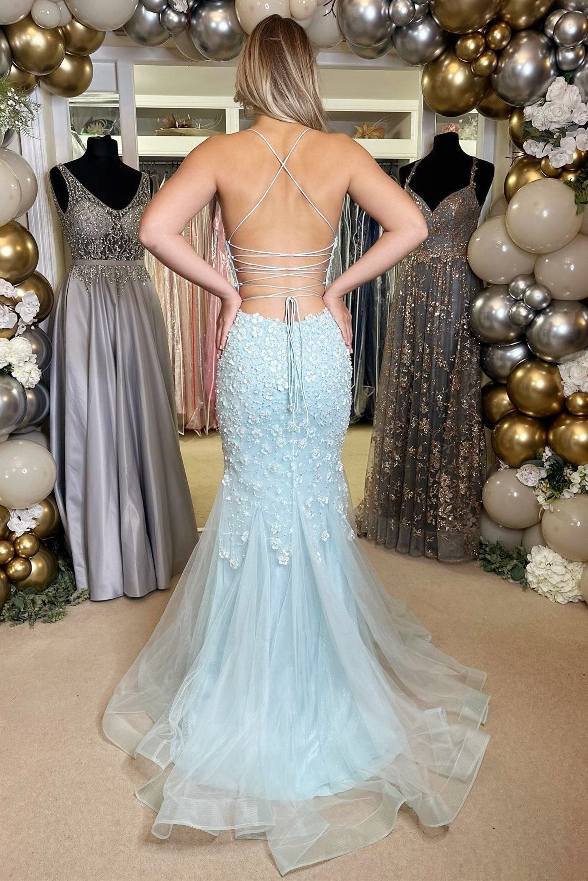 Robe longue à lacets et col en V ornée d'appliqués floraux