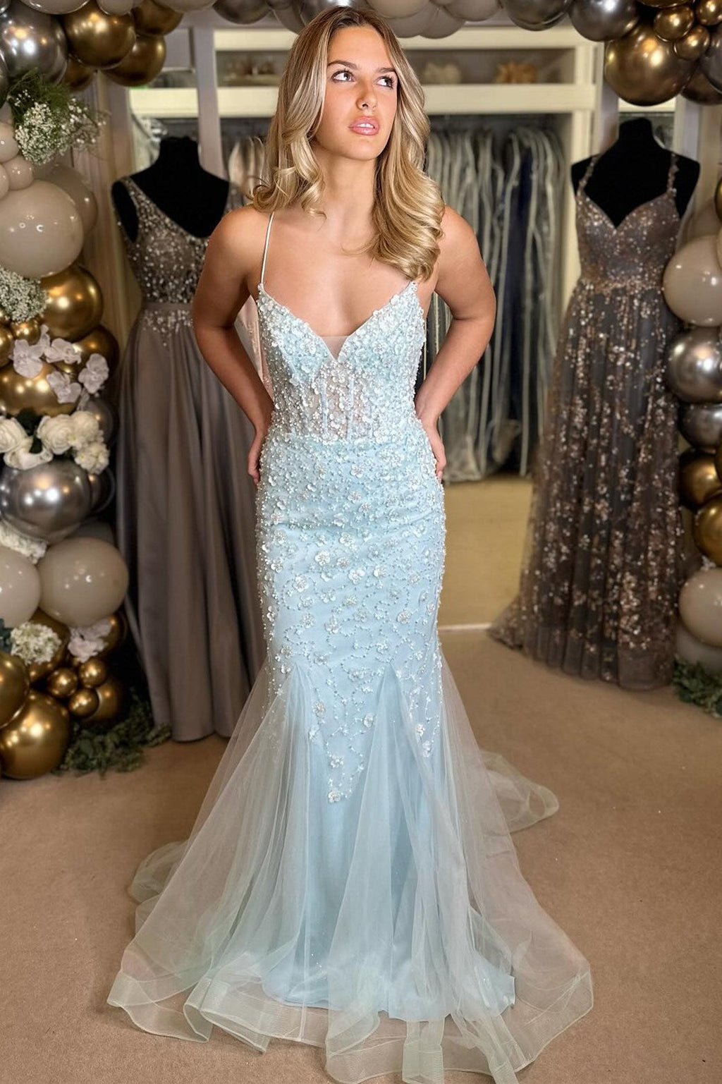 Robe longue à lacets et col en V ornée d'appliqués floraux