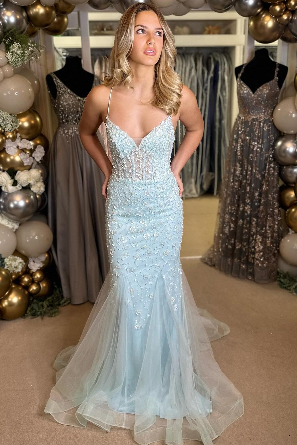 Robe longue à lacets et col en V ornée d'appliqués floraux